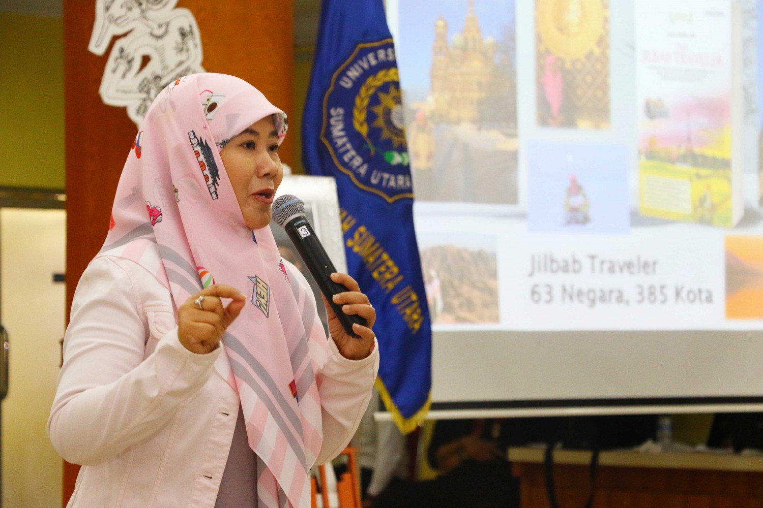 Penulis novel dan cerpen Asma Nadia. ANTARA/Septianda Perdana